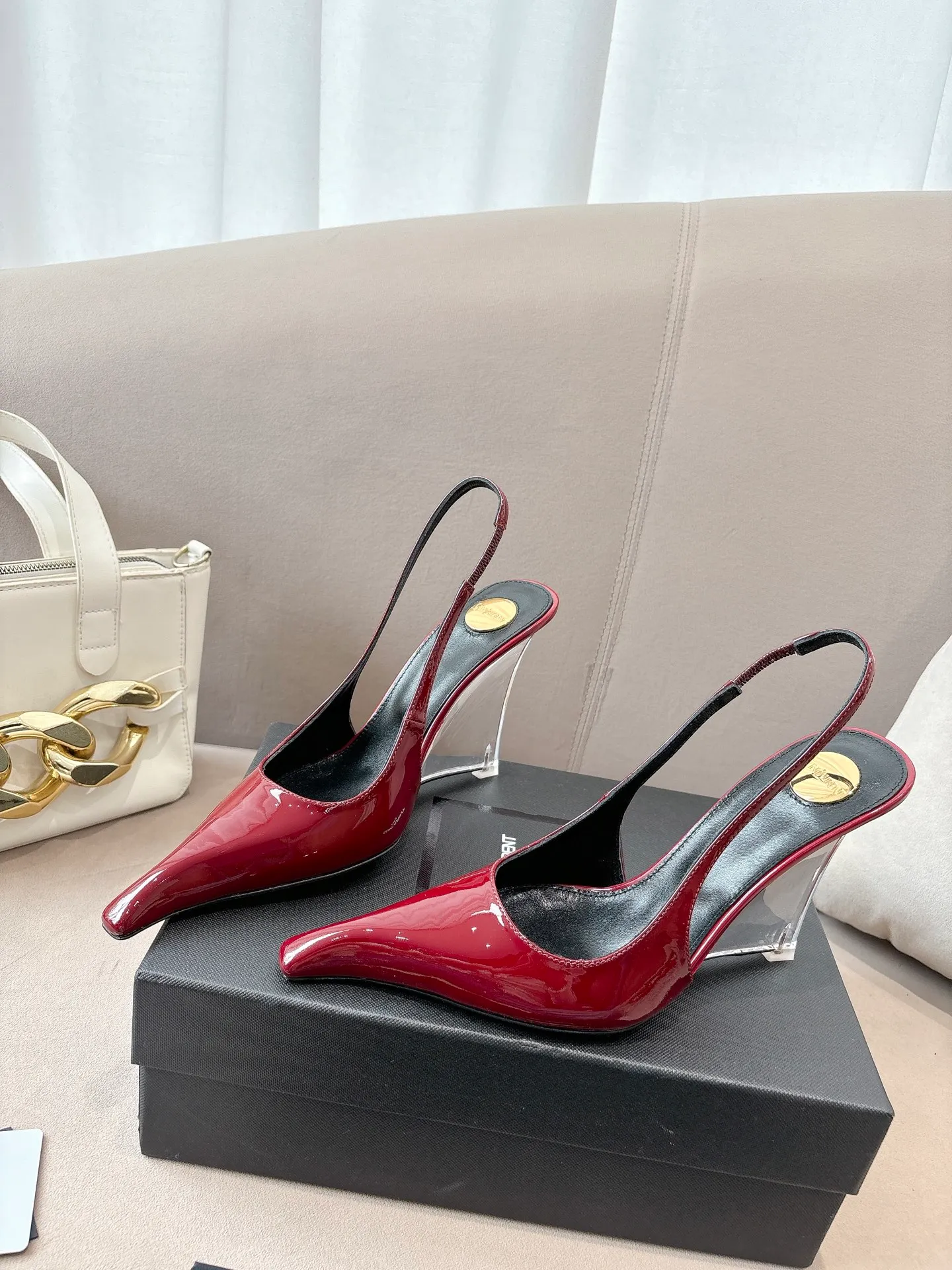 👟👟Ex-factory price 640👟👟 Yves Saint Laurent YSL 25ss/autumn and winter ready-to-wear series catwalk style high heels. The design of the toe and transparent heel, the final effect is quite impressive. Only YSL understands women's hearts best and does not accept refutation. It is a super invincible feminine artifact and a must-have for women (z-product full-body customization, own molded hardware accessories, perfect consistency) ✔ Upper: imported cow patent leather ✔Inner lining: imported goatskin ✔Sole: imported genuine leather outsole ✔Heel height: 10.5cm ✔Number of yards: 36-39 (40, 41, 42 can be customized and non-returnable) (Full set of packaging)
